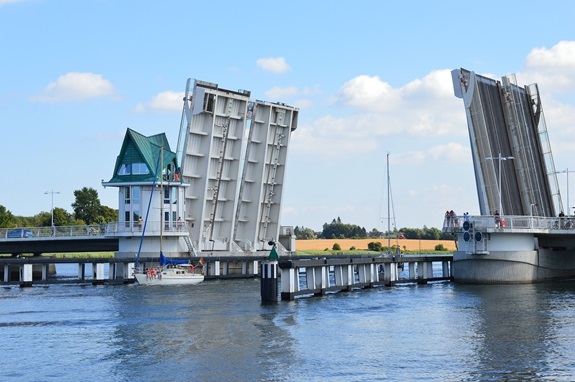 PKW-Klappbrücke (hochgestellt)
